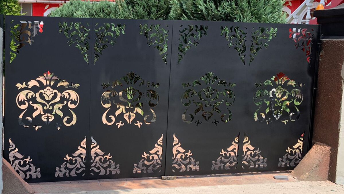 Poartă din tablă traforată confecționată de Marpop